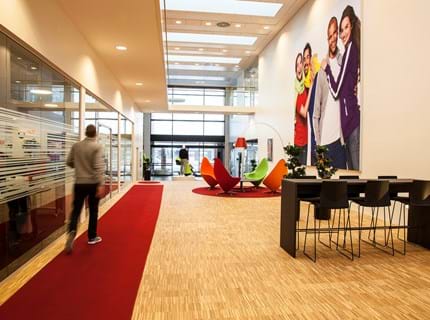 lang rød filt løber på træ gulv